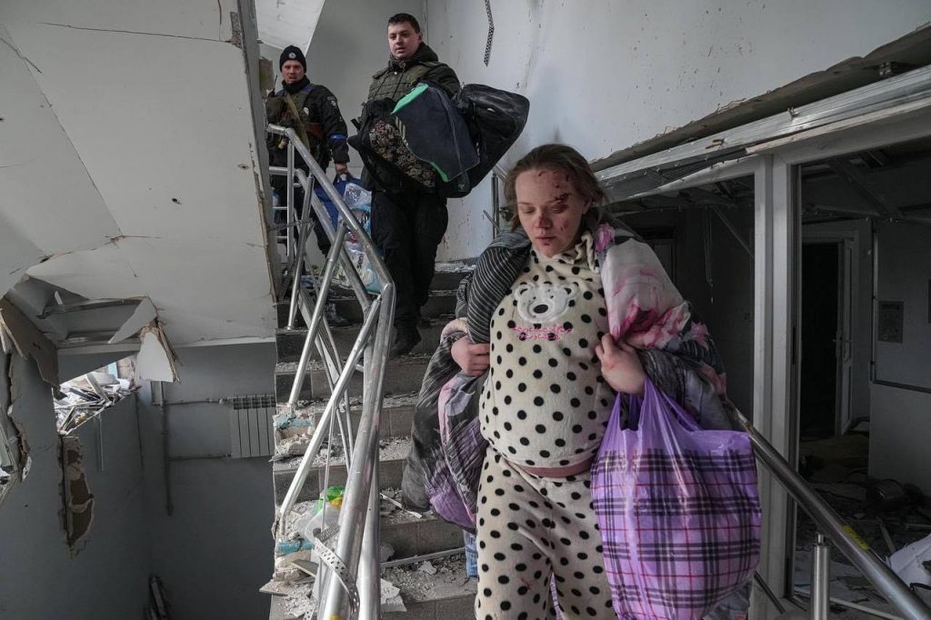 Salvaje ataque, a la maternidad de Mariupol, las fotografías de los servidos de seguridad ucranianos, muestra. Como la vida a pesar de la barbarie y del sinsentido se abre camino,