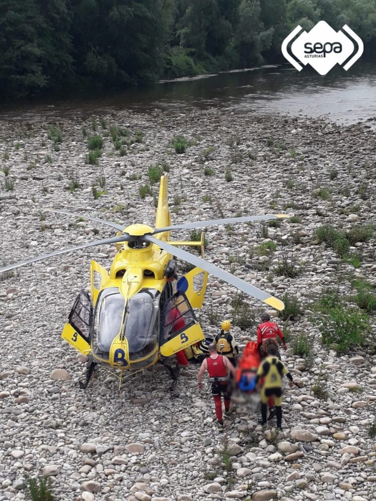 Rescatado un varón gravemente herido en un pedrero del río Narcea a su paso por Cornellana, en Salas