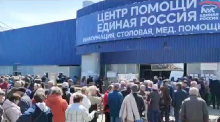 3.000 kits de alimentos por cada 150.000 habitantes: video de enormes colas para obtener alimentos en Mariupol