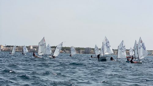 Unos 200 deportistas de vela ligera y crucero se dieron cita ayer en la competición organizada por el Club Nàutic Can Picafort