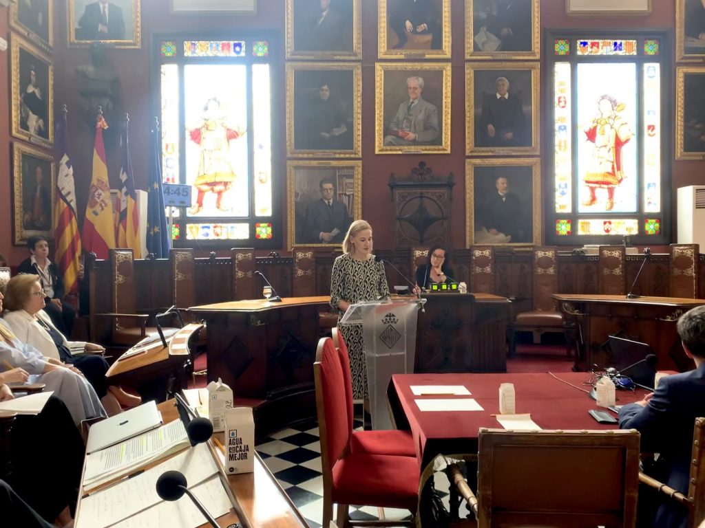 Eva Pomar de Cs en el discurso en el debate de la ciudad